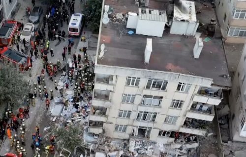 Katastrofa u Turskoj Urušila se sedmospratnica, pod ruševinama zarobljeni ljudi