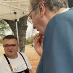 Čvarci jači od svake kampanje: Vučić pao na sremačke specijalitete, tražio odmah pola kile (VIDEO)