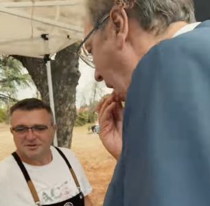 Čvarci jači od svake kampanje: Vučić pao na sremačke specijalitete, tražio odmah pola kile (VIDEO)
