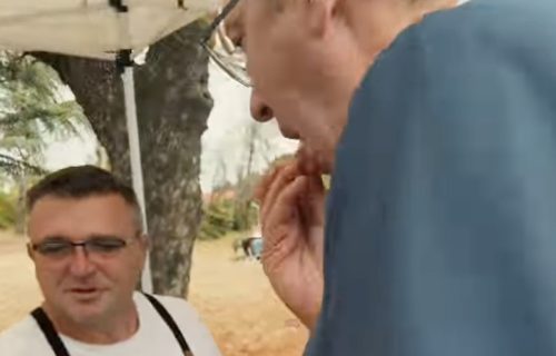 Čvarci jači od svake kampanje: Vučić pao na sremačke specijalitete, tražio odmah pola kile (VIDEO)