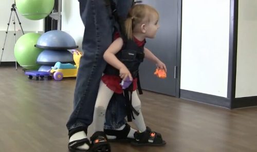 Otac koji je ćerki vratio osećaj hodanja: Platforma sa cipelama, za zajednički hod