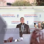 (UŽIVO) Obraća se Vučić na velikom skupu u Šapcu: Građani nose transparente i balone (VIDEO)