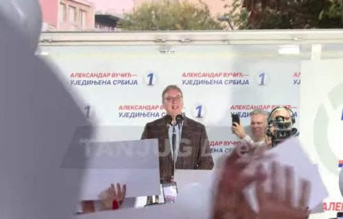 (UŽIVO) Obraća se Vučić na velikom skupu u Šapcu: Građani nose transparente i balone (VIDEO)