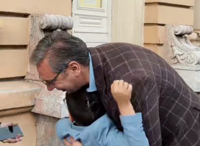 Eksplozija emocija u Šapcu: Mali Luka se zatrčao i skočio Vučiću u zagrljaj – prizor koji topiti srca