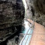 Granica koja se prelazi pešice: Kroz kapiju u klisuri,bez pasoša i bez reda (VIDEO)