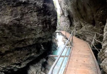 Granica koja se prelazi pešice: Kroz kapiju u klisuri,bez pasoša i bez reda (VIDEO)