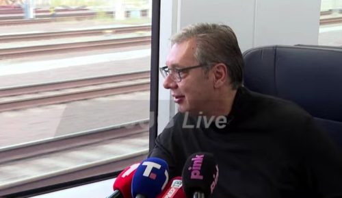 (UŽIVO) Vučić vozom iz Beograda krenuo na skup liste “Ujedinjena Srbija” u Novom Sadu (VIDEO)