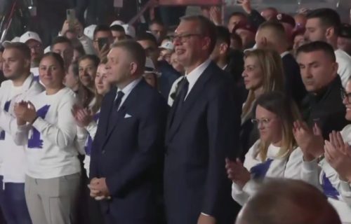 (UŽIVO) Počinje skup liste “Aleksandar Vučić – Ujedinjena Srbija” u Novom Sadu: Vučić pešačio pet kilometara do Trga slobode (VIDEO)