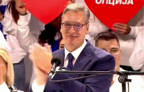 (UŽIVO) Vučić na skupu u Novom Sadu zapevao "Ruzmarin": "Samo što mi suze nisu krenule večeras" (VIDEO)