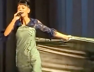 Haljina od računa: Lili Alen pretvorila priču o raspadu braka u scenski spektakl (VIDEO)