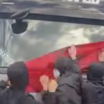 Skandal u Albaniji: Pobesnela rulja presrela srpski šleper i prekrila ga zastavom (VIDEO)