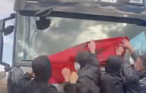 Skandal u Albaniji: Pobesnela rulja presrela srpski šleper i prekrila ga zastavom (VIDEO)
