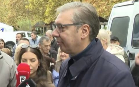(UŽIVO) Vučić sa Krajišnicima u Kovilovu: Pevaju mu pesme, obaraju ruke i poručuju da je brat