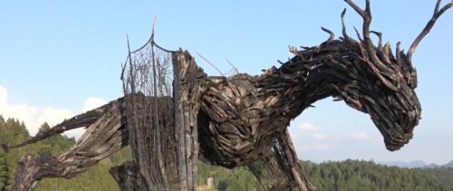 Kako je od drveta uništenog u oluji nastao najveći drveni zmaj na svetu (VIDEO)