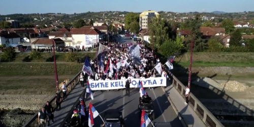 Sve spremno za predizborni skup u Čačku: Okupljeni pevaju „Ruzmarin“, očekuje se Vučićevo obraćanje