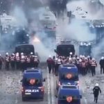 Vrhunac haosa u Tirani: Policija suzavcem i vodenim topovima udarila na demonstrante, letele kamenice (VIDEO)