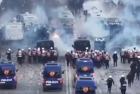 Vrhunac haosa u Tirani: Policija suzavcem i vodenim topovima udarila na demonstrante, letele kamenice (VIDEO)