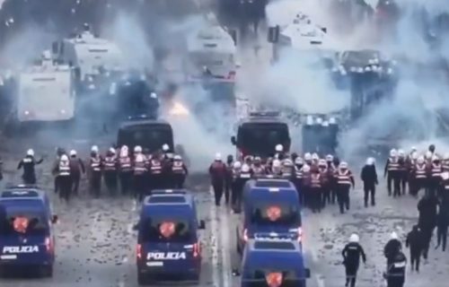 Vrhunac haosa u Tirani: Policija suzavcem i vodenim topovima udarila na demonstrante, letele kamenice (VIDEO)
