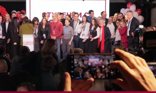 Okupljanje pristalica Studentske liste kod RIK-a: Okupljeni dižu tri prsta, zatvoren saobraćaj