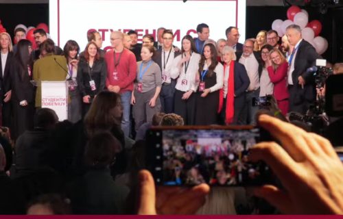 Okupljanje pristalica Studentske liste kod RIK-a: Okupljeni dižu tri prsta, zatvoren saobraćaj