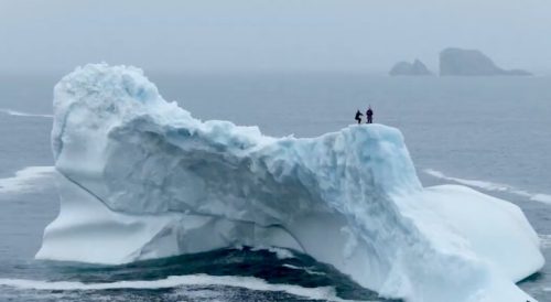 Skok sa sante leda: Kanađanka Moli Karlson, prva među ženama zaronila sa ledenog brega (VIDEO)