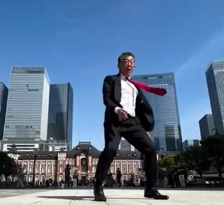 Neobični denser iz Tokija: Kako je menadžer od 60 godina postao “živa znamenitost” Japana (VIDEO)