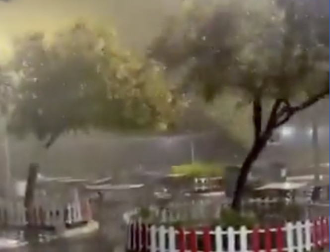 Snažan tornado pogodio Antaliju: Radnici stradali u kontejnerima, izdato upozorenje (VIDEO)