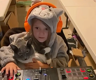 Najmlađa DJ stvorila električnu Dizni muziku: Od balade, do ritmične, elektronske obrade (VIDEO)