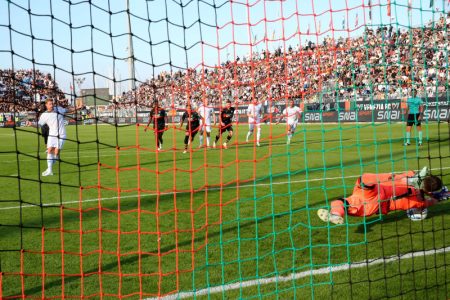 Čudo nad čudima u Veneciji: Posle 84 godine pao Napoli, Srbin “skinuo” penal De Brujneu (VIDEO)
