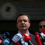 Kurti zbog protesta napustio parlament kroz zadnji izlaz, obezbeđenje ga izvelo iz zgrade