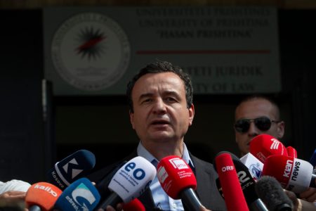 Kurti zbog protesta napustio parlament kroz zadnji izlaz, obezbeđenje ga izvelo iz zgrade