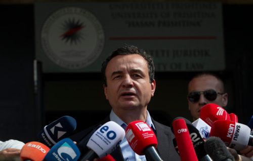 Kurti zbog protesta napustio parlament kroz zadnji izlaz, obezbeđenje ga izvelo iz zgrade