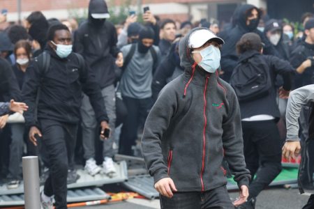 Rat policije i srednjoškolaca u Francuskoj: Leteli suzavci i razni projektili, uhapšeno više od 600