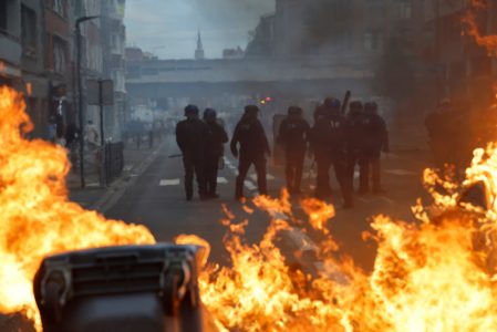 Totalni haos u Francuskoj: Zatvara se više od 400 škola, uhapšeno skoro 2.000 ljudi