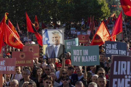 Pristalice tzv. OVK blokirale institucije u Prištini: Bacaju pirotehniku i traže izmene zakona