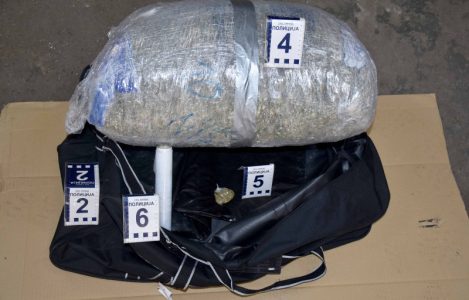 Hapšenje u Blacu, zaplenjeno 8,8 kilograma marihuane u automobilu