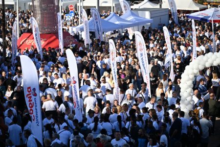 Sve spremno za spektakl SNS u Areni – građani već pristižu, primetan veliki broj mladih (UŽIVO)