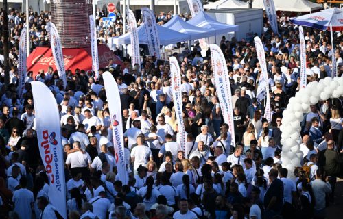 Sve spremno za spektakl SNS u Areni – građani već pristižu, primetan veliki broj mladih (UŽIVO)