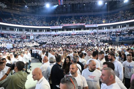 (UŽIVO) Sve spremno za SNS spektakl u Areni: Na desetine hiljada građana svedoči “Ujedinjenoj Srbiji”