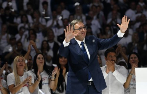 Vučić obišao manastir Jovanje u Valjevu, obraća se na skupu okupljenim građanima