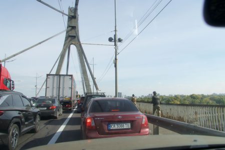 Ruski dron pogodio Severni most u Kijevu punog automobilima (VIDEO)
