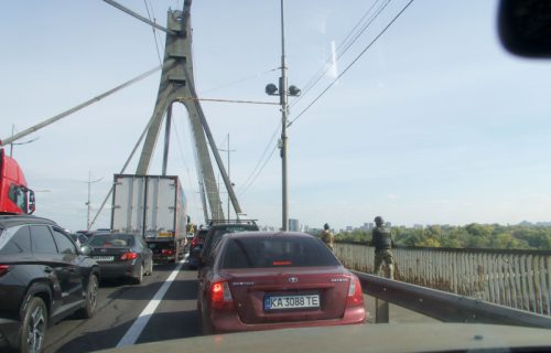 Ruski dron pogodio Severni most u Kijevu punog automobilima (VIDEO)