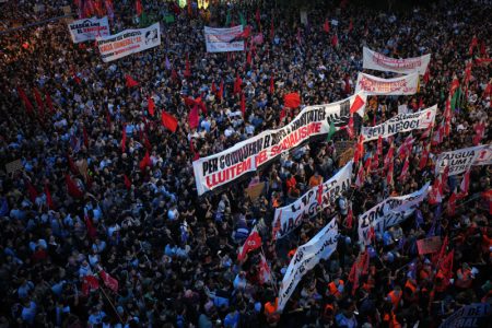 Hiljade ljudi na demonstracijama u Španiji, par sati nakon što je Sančez najavio izbore za 29. novembar