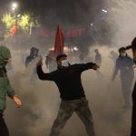 Policija suzavcem i vodenim topom rasterala demonstrante ispred Skupštine u Prištini