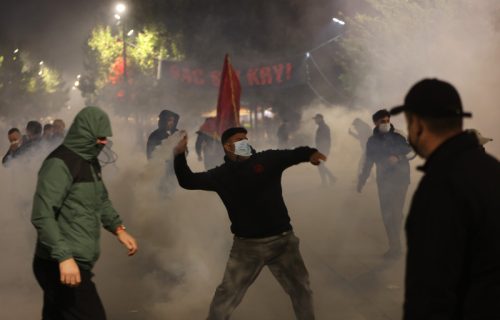 Policija suzavcem i vodenim topom rasterala demonstrante ispred Skupštine u Prištini