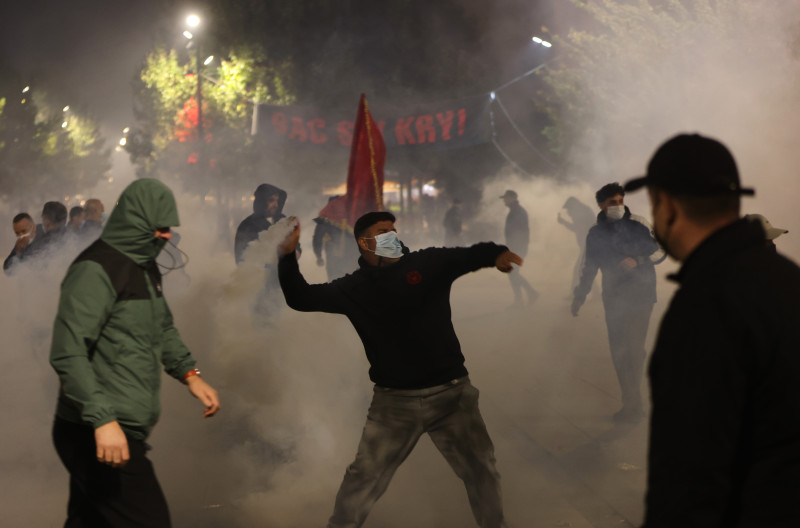 Policija suzavcem i vodenim topom rasterala demonstrante ispred Skupštine u Prištini