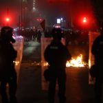 Kurti zbog protesta napustio parlament kroz zadnji izlaz, obezbeđenje ga izvelo iz zgrade
