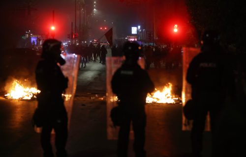 Kurti zbog protesta napustio parlament kroz zadnji izlaz, obezbeđenje ga izvelo iz zgrade