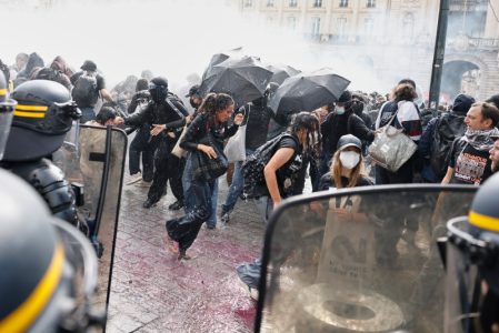 Stotine privedenih u Francuskoj: Više od 71.000 ljudi na protestima, policija koristila suzavac
