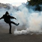 Pariz se ne smiruje i dalje neredi na ulicama, stotine hiljade ljudi protestuje